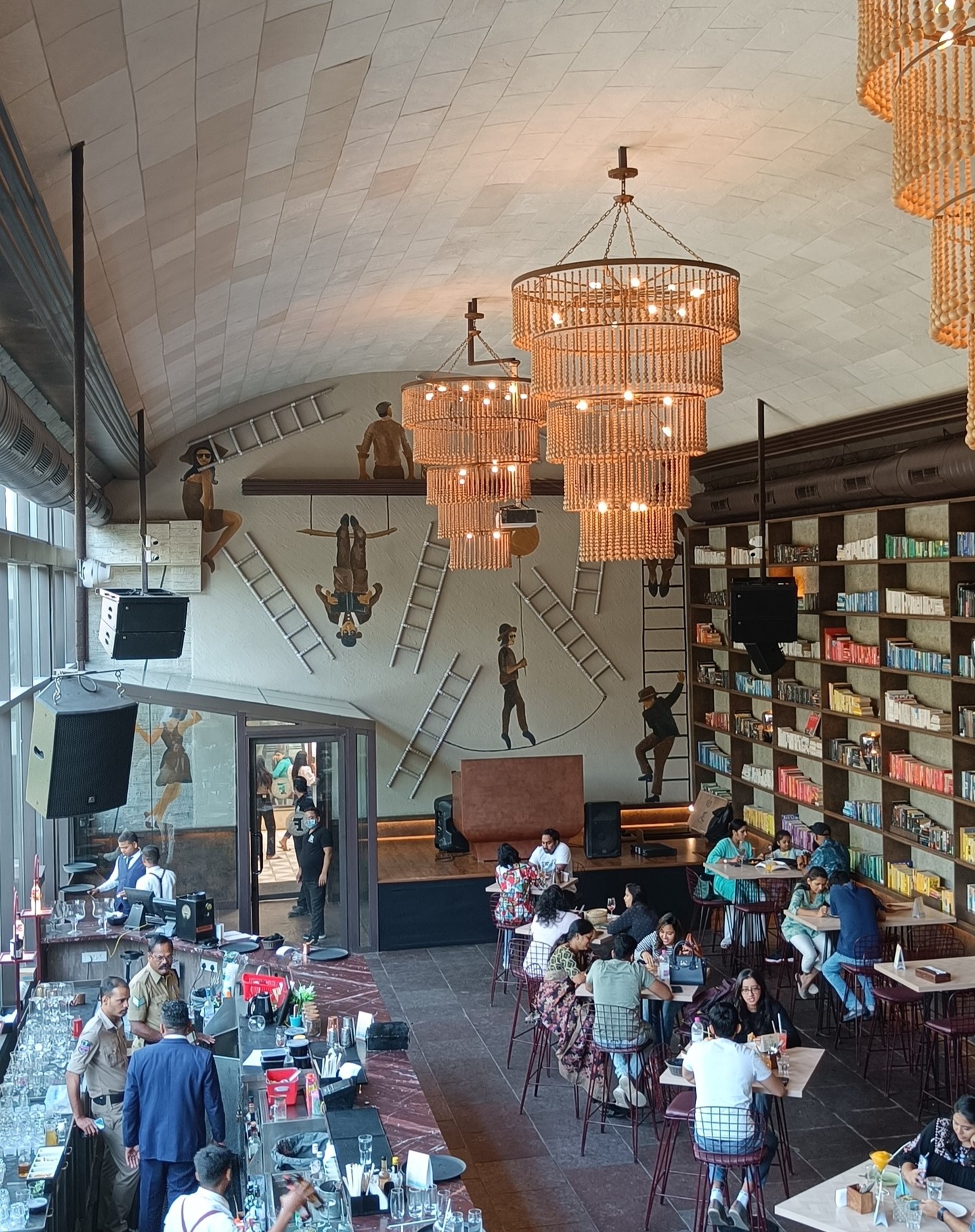 Hệ thống Line Array ZSOUND Mê hoặc Farzi Cafe với Âm thanh Trung thực cao tại Ấn Độ